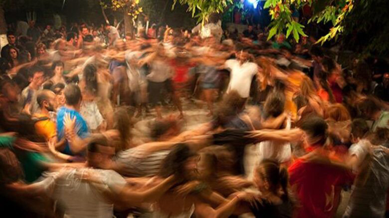 Γλέντι… τρικούβερτο με πάνω από 100 άτομα σε καταυλισμό Ρομά δίπλα στο Αστυνομικό Μέγαρο Ηρακλείου