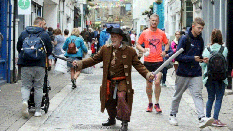 «Πειρατές» επιβάλλουν κοινωνική αποστασιοποίηση σε πόλη της Κορνουάλης