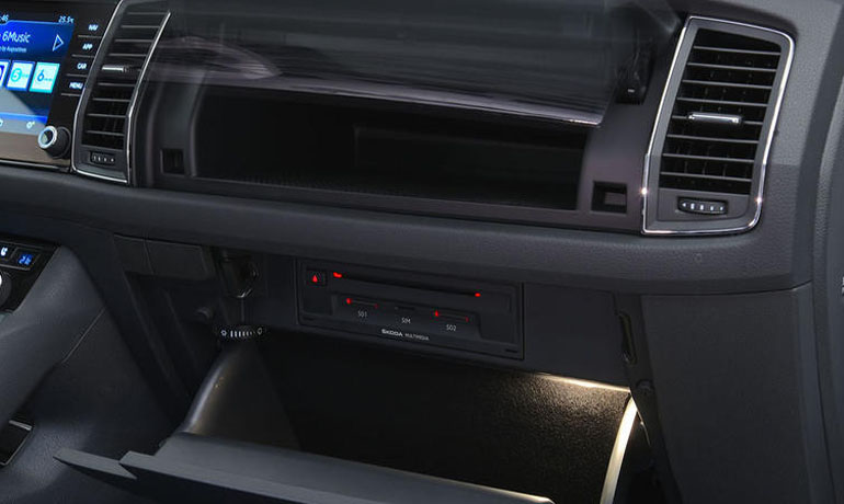 Μπροστά από τον συνοδηγό υπάρχουν τρία μεγάλα ντουλαπάκια 