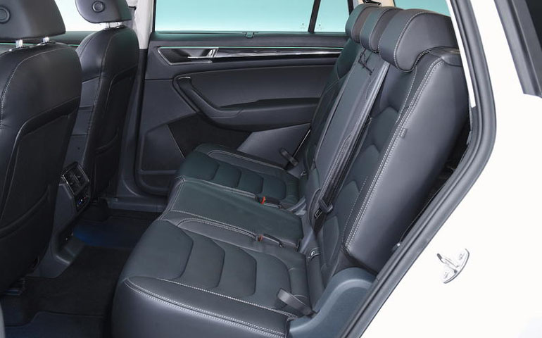 Απλώνεις κυριολεκτικά τα πόδια σου στα πίσω καθίσματα