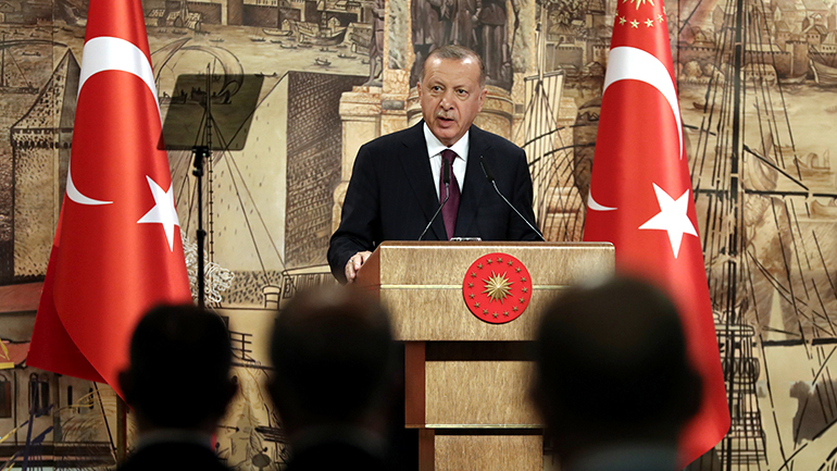 Μια στο καρφί και μια στο πέταλο ο Ερντογάν