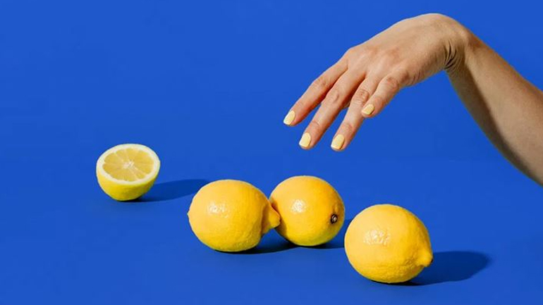 Πείτε αντίο στα ενοχλητικά σπυράκια με τη βοήθεια του λεμονιού