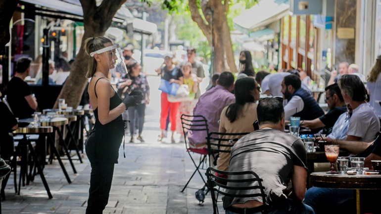 Επανεξέταση των μέτρων για τους εξωτερικούς κοινόχρηστους χώρους ζητούν οι επιχειρηματίες εστίασης