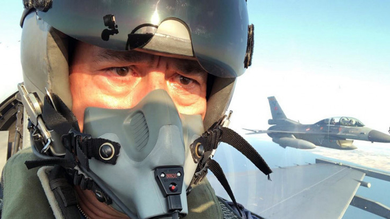 Σόου Ακάρ μέσα σε F-16 με νέες απειλές κατά… Γαλλίας και ΗΠΑ!