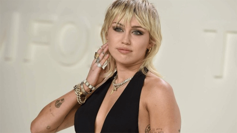 Η Μάιλι Σάιρους τραγουδά το «My Future» της Μπίλι Έιλις