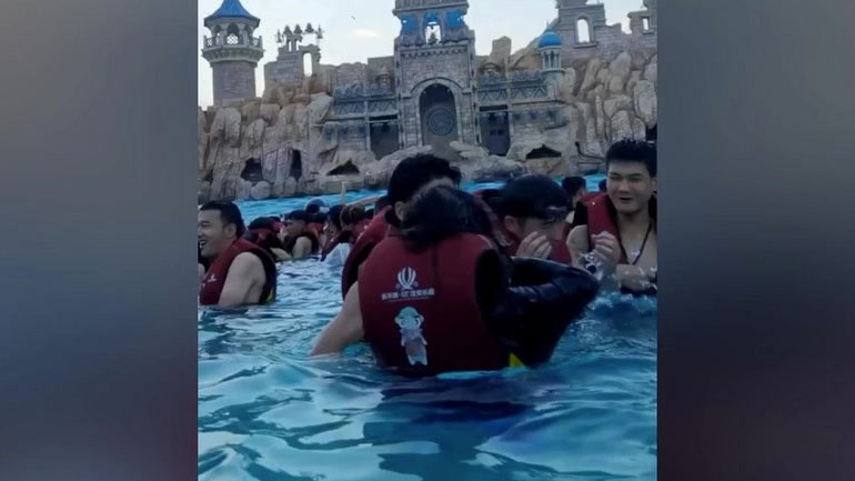 Άνδρας σε φουσκωτό δελφίνι πετά πάνω από τα πλήθη