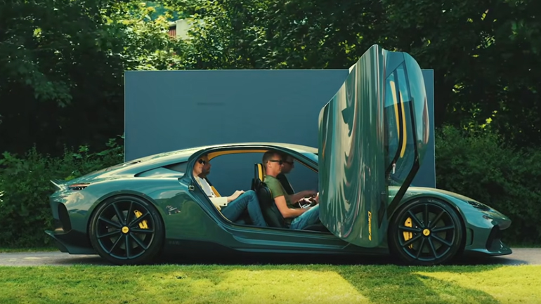 Σε ποιο hypercar χωράνε τέσσερις δίμετροι άντρες;