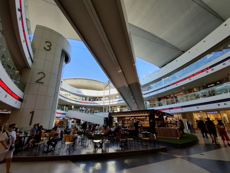 Ο ευρυγώνιος δεν έχει άσχημη λεπτομέρεια, αλλά παραμορφώνει αρκετά