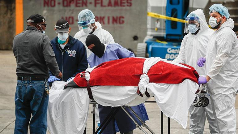 Συνεχίζει να θερίζει ο κορωνοϊος στις ΗΠΑ – 1.000 νεκροί σε 24 ώρες