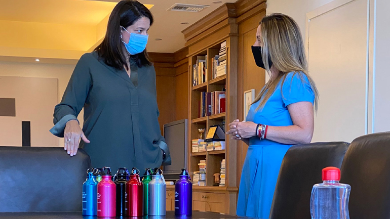 Τα παγούρια που θα δώσει η Κεραμέως στους μαθητές