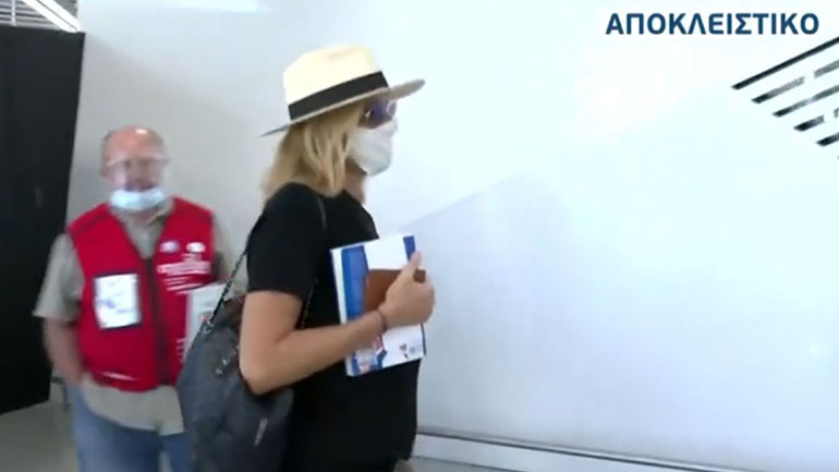 Τα πρώτα πλάνα της Τζένης Μπαλατσινού με φουσκωμένη κοιλίτσα στο αεροδρόμιο