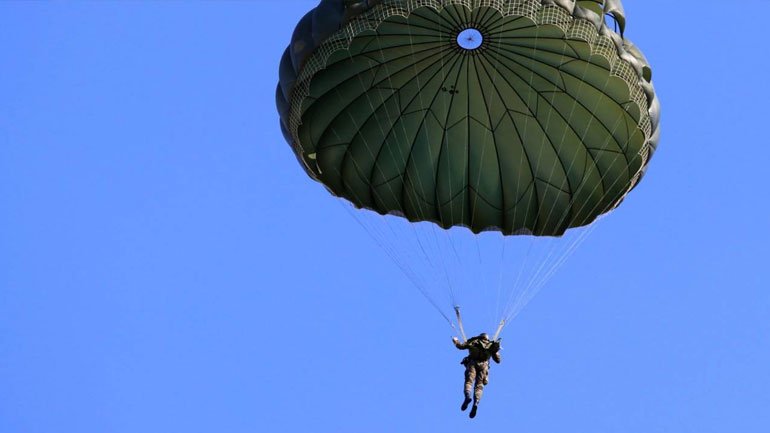 Συναγερμός για αλεξιπτωτιστή που παρασύρθηκε από τον αέρα – Μεταφέρθηκε στο νοσοκομείο