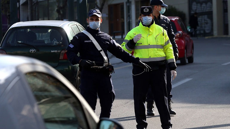 Τέσσερις συλλήψεις, 10 παραβάσεις καταστημάτων και 302 για μη χρήση μάσκας