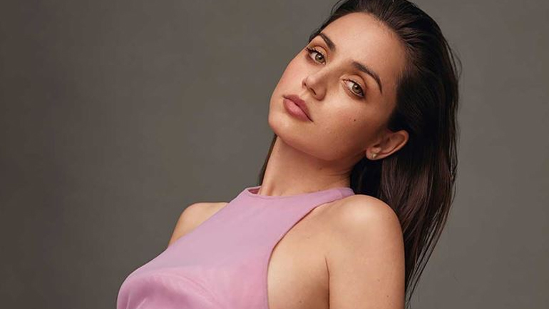 Ana de Armas: Το νέο κορίτσι του James Bond αποκαλύπτει το μυστικό για υγιή επιδερμίδα