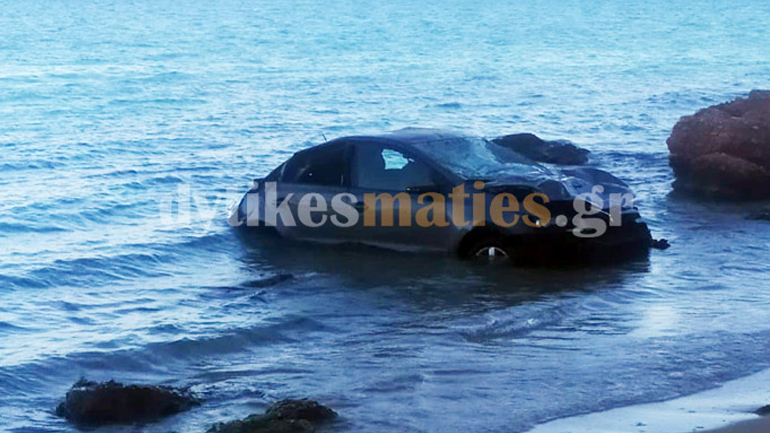 Αυτοκίνητο έπεσε από γκρεμό και κατέληξε σε παραλία της Βάρκιζας