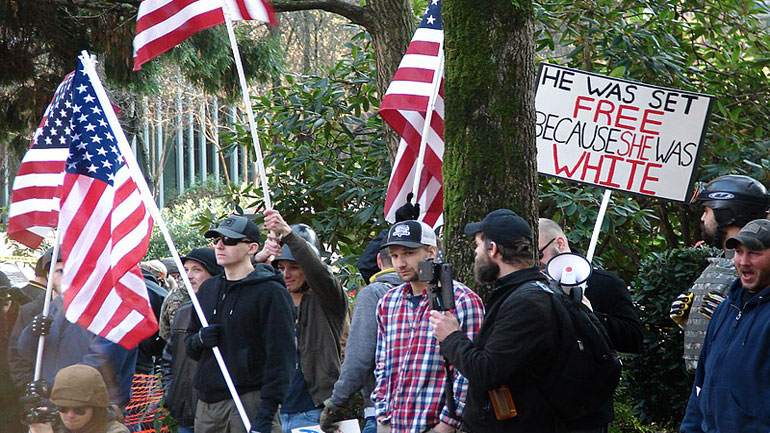 Το Facebook κατέβασε τους λογαριασμούς της ακροδεξιάς οργάνωσης Patriot Prayer μετά τις ταραχές στο Πόρτλαντ
