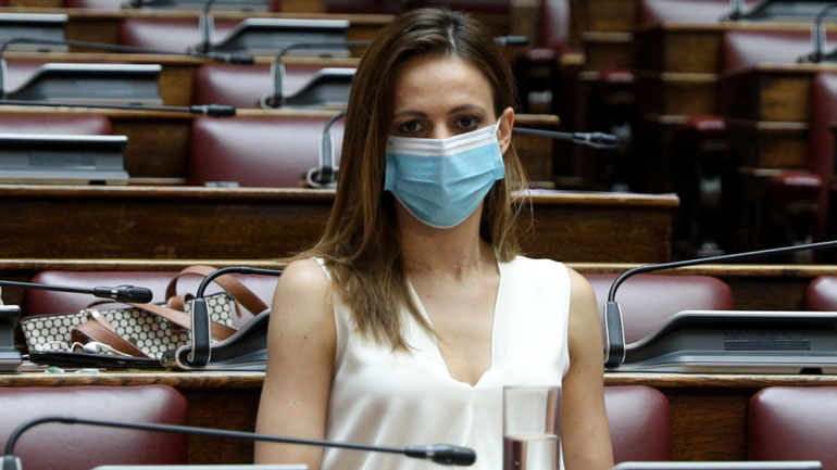 Για νομοσχέδιο απλήρωτων υπερωριών, μείωσης μισθών και δώρου Χριστουγέννων, κατηγορεί την κυβέρνηση η Έφη Αχτσιόγλου