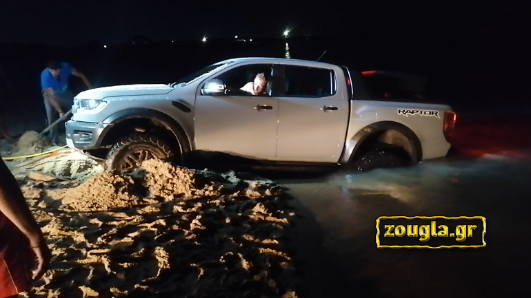 Πήγε να βγάλει φωτογραφίες σε παραλία της Θεσσαλονίκης και… βούλιαξε Πήγε να βγάλει φωτογραφίες σε παραλία της Θεσσαλονίκης και… βούλιαξε