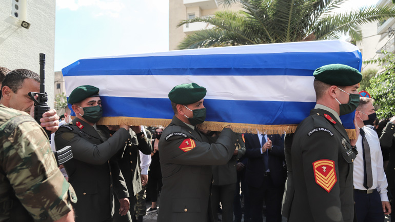 Σε κλίμα οδύνης η κηδεία του αλεξιπτωτιστή