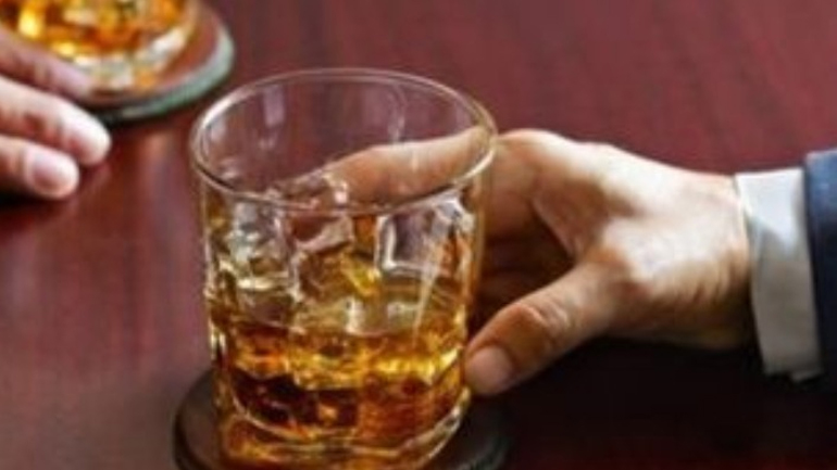 Περισσότερα από 400 άτομα στις ομάδες των Ανώνυμων Αλκοολικών στην Ελλάδα