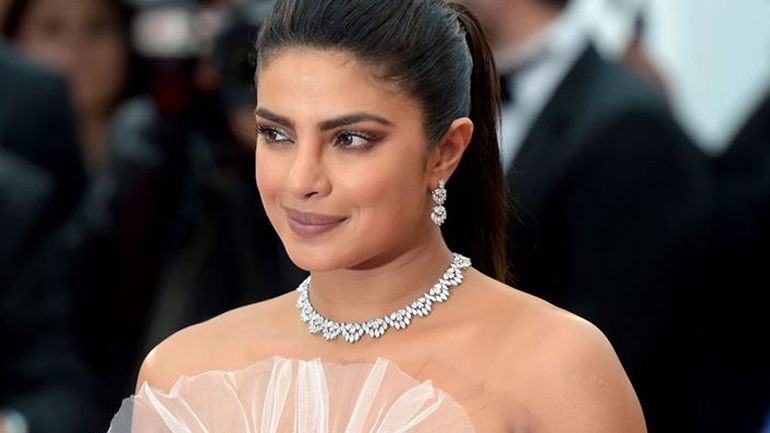 Πώς να φτιάξετε την αγαπημένη μάσκα λάμψης της Priyanka Chopra