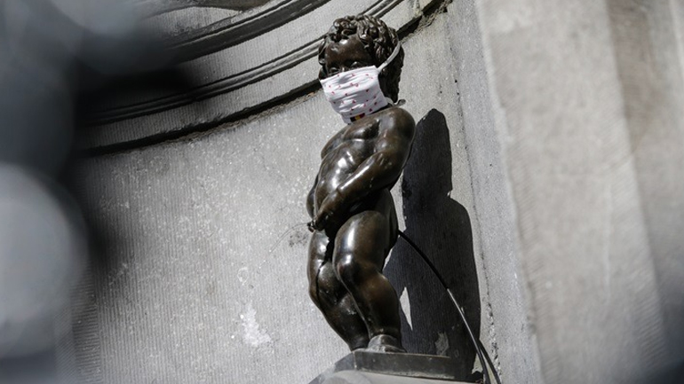 Βέλγιο: Το άγαλμα Μάνεκεν Πις «ντύθηκε» γιατρός προς τιμήν των υγειονομικών