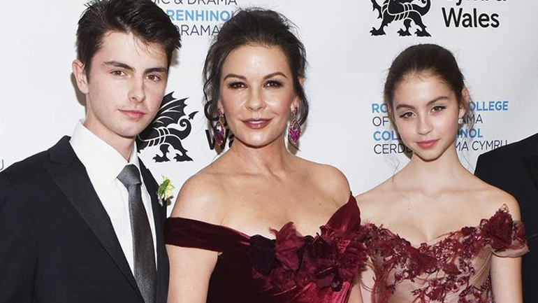 Catherine Zeta-Jones: Η σπάνια φωτογραφία της star με τα παιδιά της!