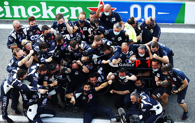 Η καρό σημαία πέφτει και το πάρτι στην AlphaTauri ξεκινά...