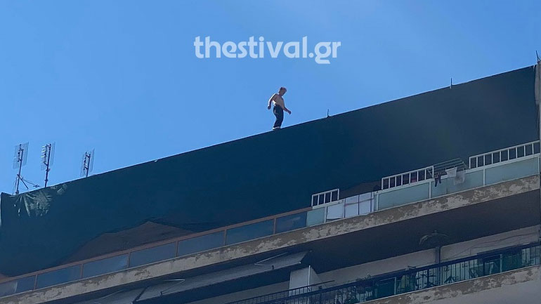 Θεσσαλονίκη: Απειλεί ότι θα πηδήξει στο κενό από ταράτσα 12όροφης πολυκατοικίας