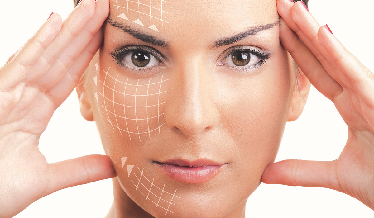 Θεραπείες του προσώπου μετά το καλοκαίρι για τις γυναίκες που βρίσκονται στην εμμηνόπαυση