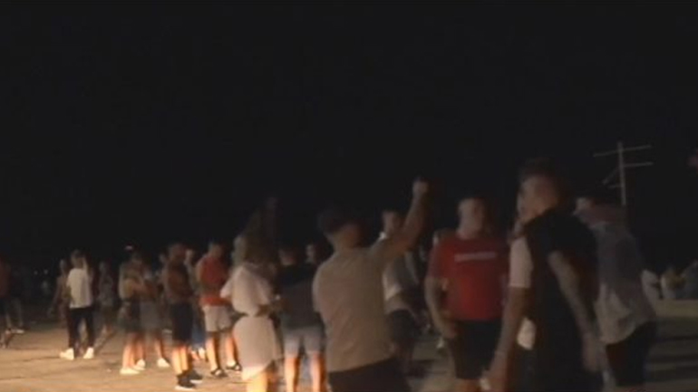 Ζάκυνθος: Ξέφρενα πάρτι χωρίς μάσκες και αποστάσεις στον Λαγανά