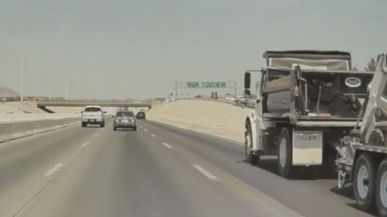 O αυτόματος πιλότος ενός Tesla αποφεύγει μια σύγκρουση 