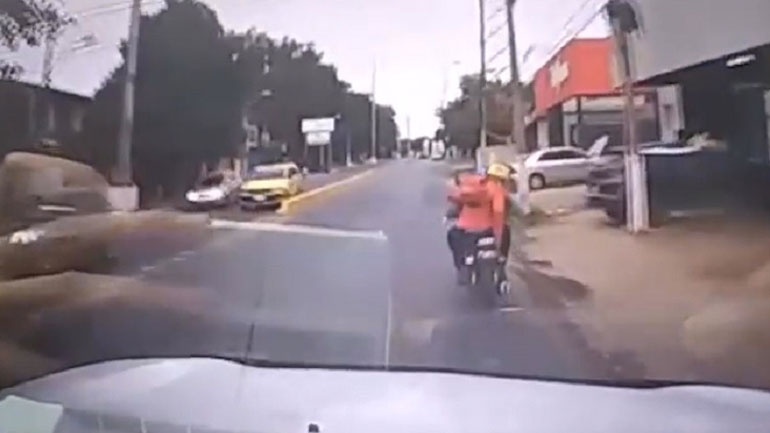 Οδηγός σταματά δύο κλέφτες