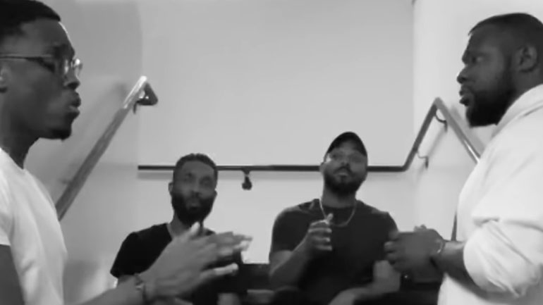 Συγκρότημα ερμηνεύει το Ubi Caritas σε κλιμακοστάσιο