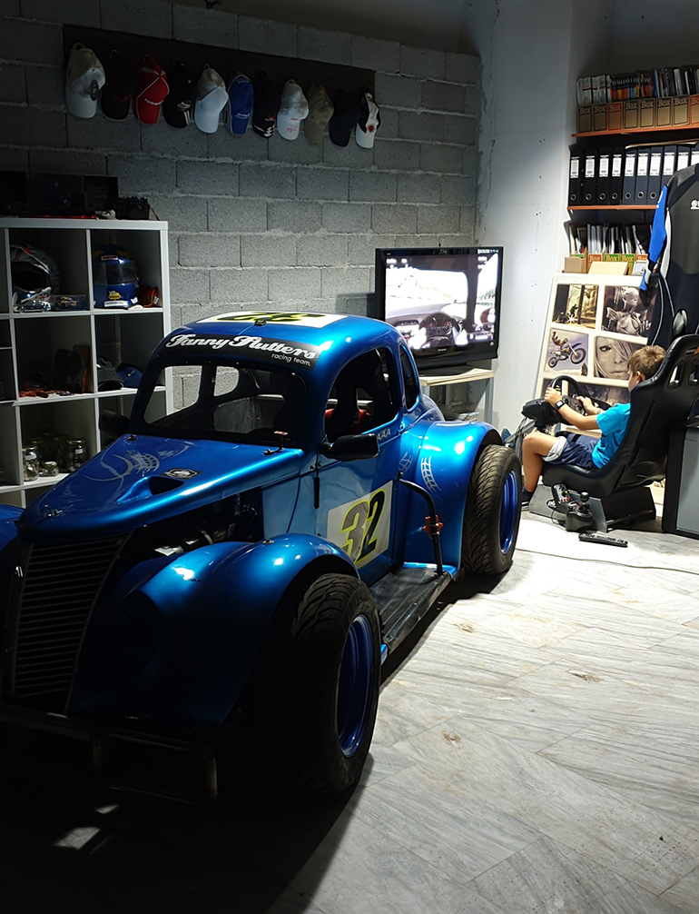 Παιχνίδι για λίγες ημέρες ακόμη. Από τη Δευτέρα 14 Σεπτεμβρίου ξεκινούν τα σχολεία! (στη φωτό ένα Legend Car της Funny Flutters Racing Team)