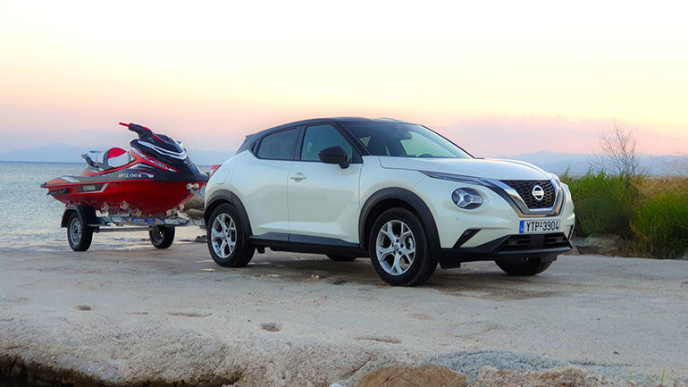 Τα Crossover - SUV είναι για να τα χαίρεσαι ως... οχήματα ελευθέρου χρόνου και όχι ως οχήματα πόλης (στη φωτό το Nissan Juke που τραβά ένα Yamaha GP1800R)