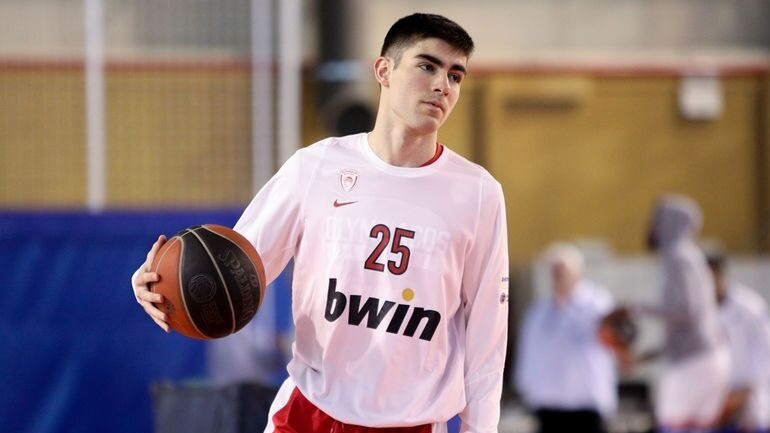 Ολυμπιακός: Υπέγραψε το πρώτο του επαγγελματικό συμβόλαιο ο Κολοβέρος