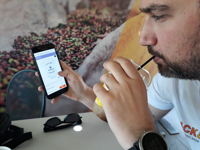 Όπως βλέπετε ο Μάριος Ρούσσης ήδη ξεκίνησε τις online αγορές για την κόρη...