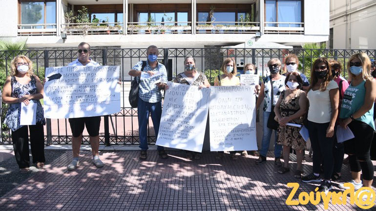 Συγκέντρωση διαμαρτυρίας καθαριστριών και καθηγητών στο Υπουργείο Εσωτερικών