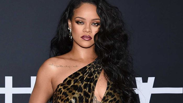 Με μώλωπες στο πρόσωπο εμφανίστηκε η Rihanna – Τι έχει συμβεί;