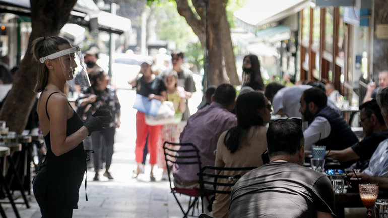 Με lockdown απειλούν οι επιχειρηματίες της εστίασης