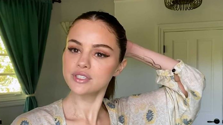 Selena Gomez: Μας δείχνει πώς δημιουργεί το αγαπημένο της cat eye με eyeliner