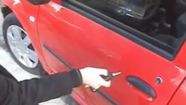 Ξεκλειδώνοντας το αυτοκίνητο με ένα μπαλάκι του τένις