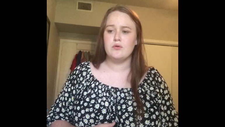 Μητέρα μπαίνει στο δωμάτιο με μοναδικό τρόπο