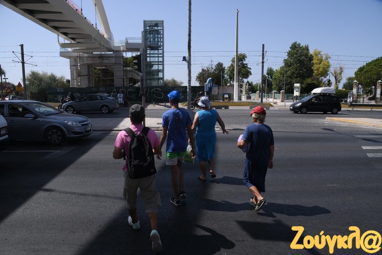 Αν και το έργο είναι σχεδόν έτοιμο, οι πολίτες αναγκάζονται να διασχίζουν την Ποσειδώνος από τα φανάρια...