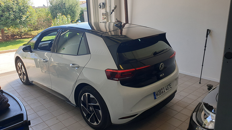 Ιδιαίτερη σχεδίαση στο πίσω μέρος με την αεροτομή να ξεχωρίζει...