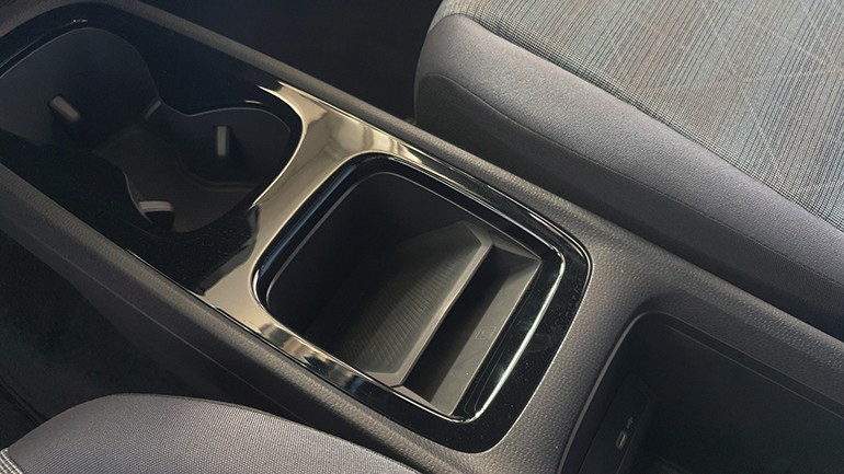 Δύο ποτηροθήκες και θήκες για δύο κινητά τηλέφωνα!