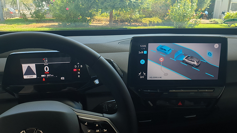 Ο πίνακας οργάνων και η ψηφιακή οθόνη στην κεντρική κονσόλα...