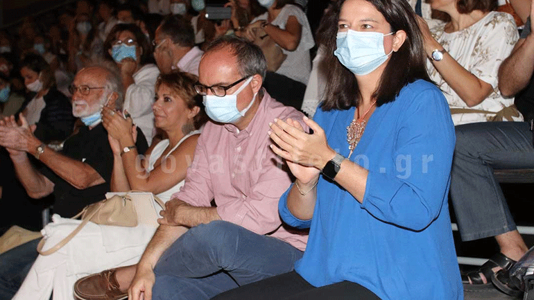 Η Νίκη Κεραμέως παρακολούθησε τη «Λυσιστράτη» μαζί με τον σύζυγό της Δημήτρη Λουκά
