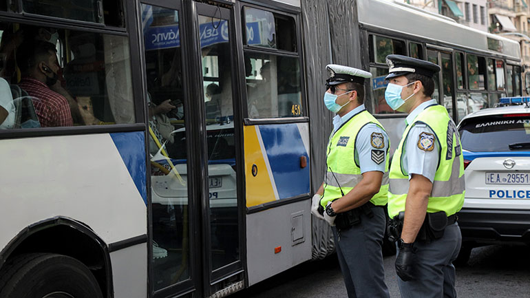 Εκατοντάδες νέες παραβάσεις για μη χρήση μάσκας προέκυψαν από τους ελέγχους της ΕΛ.ΑΣ.